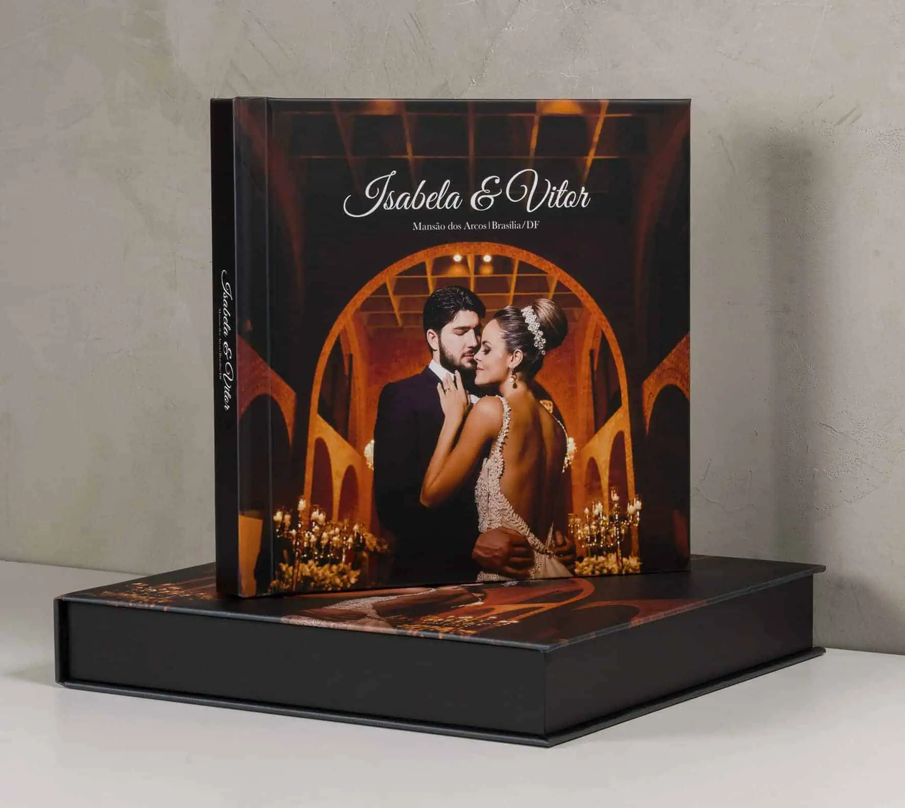 Casal em álbum de casamento com capa personalizada de fotos e design elegante.