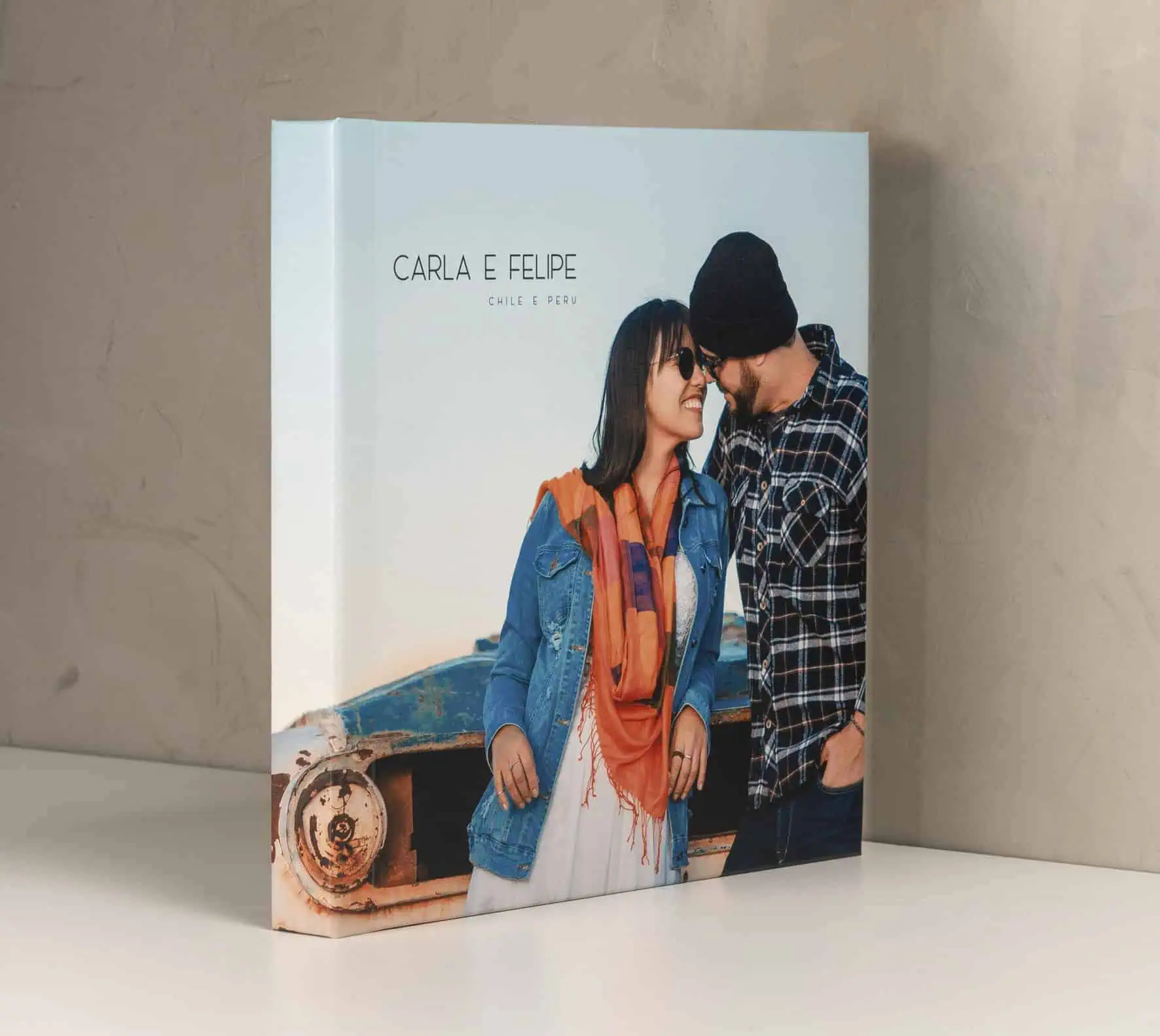Casal sorridente em livro de fotos de viagem pelo Chile e Peru, realizado pelo Fotoclub.