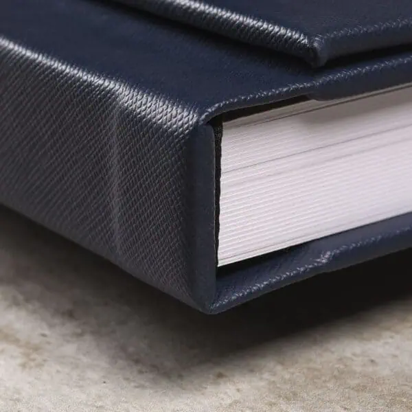 Capa Imã Capa dura de álbum de fotos com textura resistente, ideal para armazenamento de fotos e recordações.