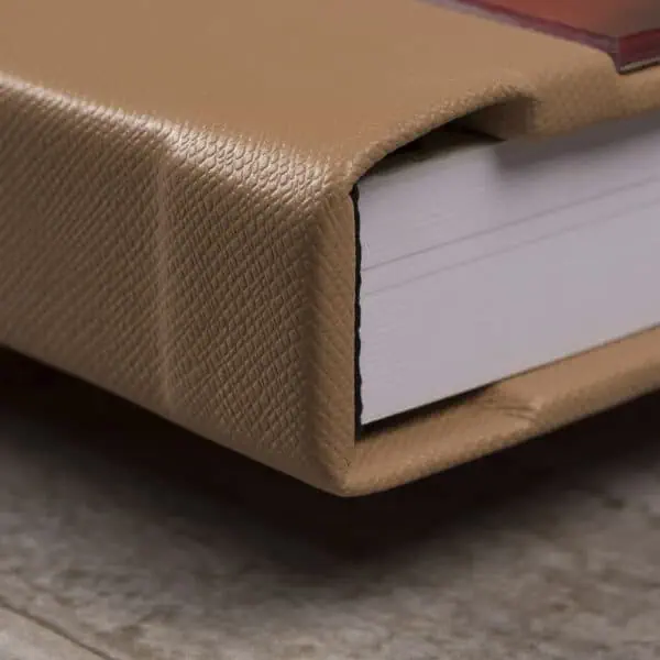 Cristal Capa de couro sintético protetora em tom bege para livros e álbuns fotográficos.