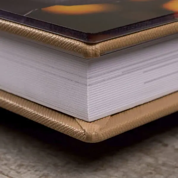 Cristal Livro com capa de couro sintético e página vazada em close-up.