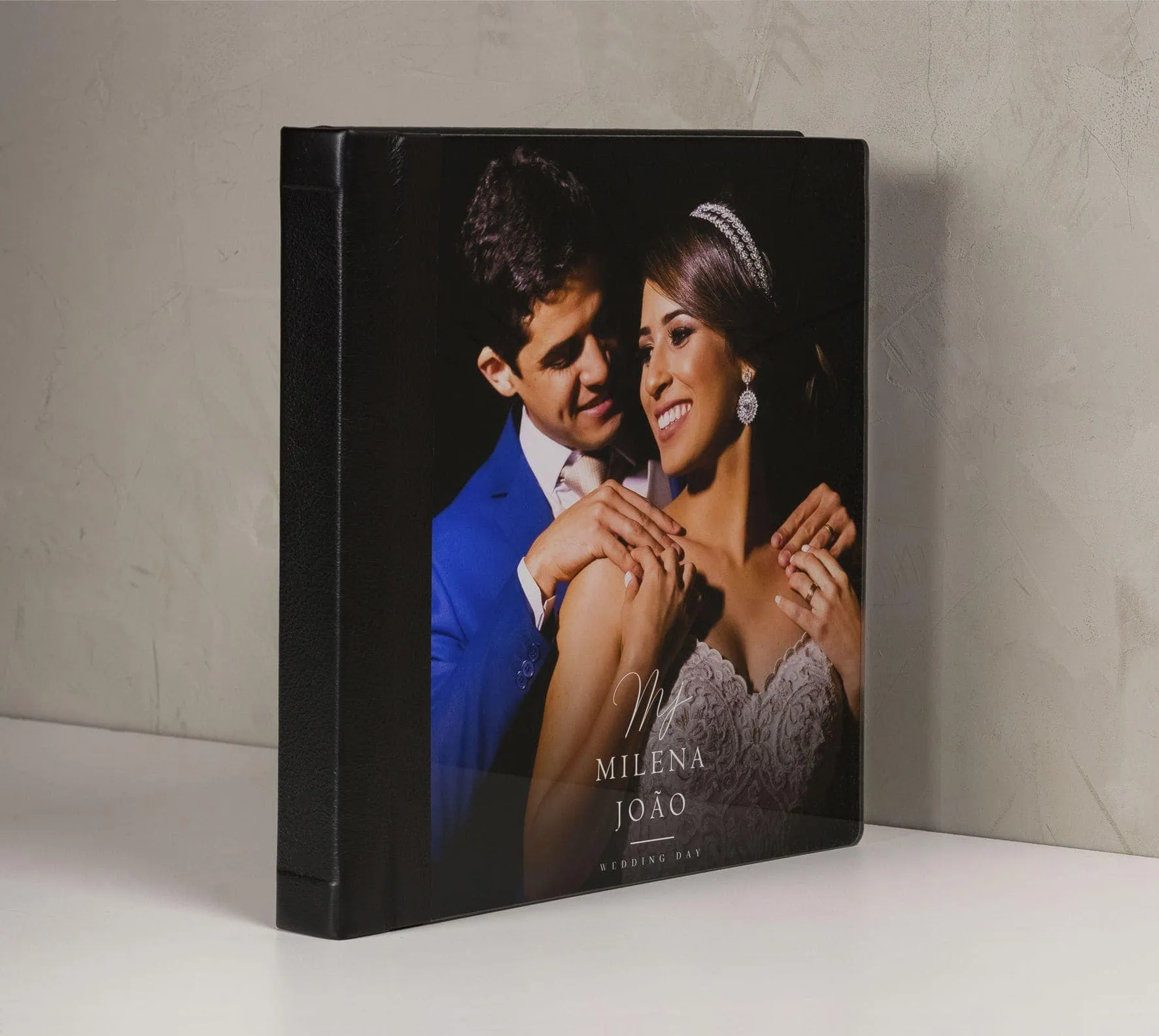 Casal de noivos com pôster personalizado de casamento.