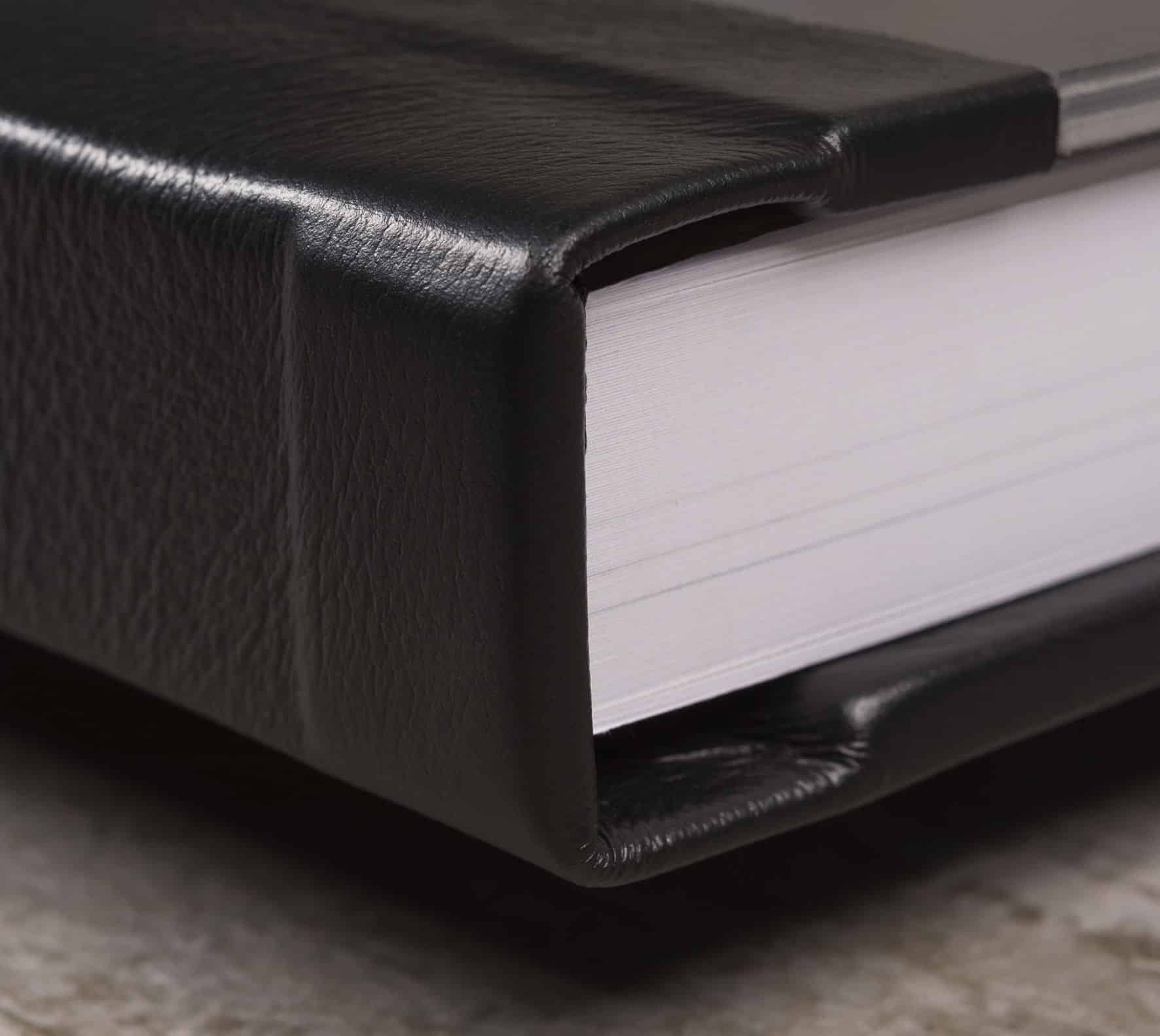 Fotos de álbuns de fotografia de alta qualidade, com capa de couro preta.