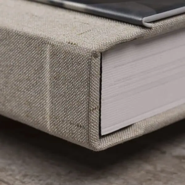 Foto Imã 1. almofada de livro com capa de tecido bege para fotografia de estúdio.