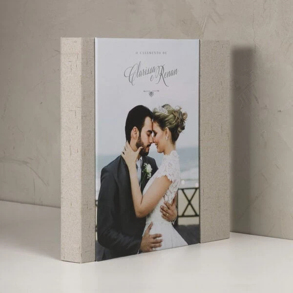 Foto ima 1. Fotolivro de casamento personalizado com foto do casal na capa, perfeito para recordações especiais.