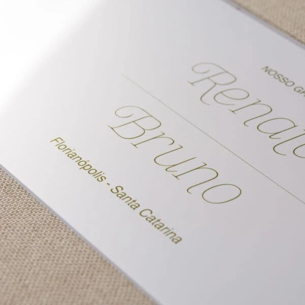 Casamento elegante com convite em estilo sofisticado, typografia delicada e detalhes dourados.