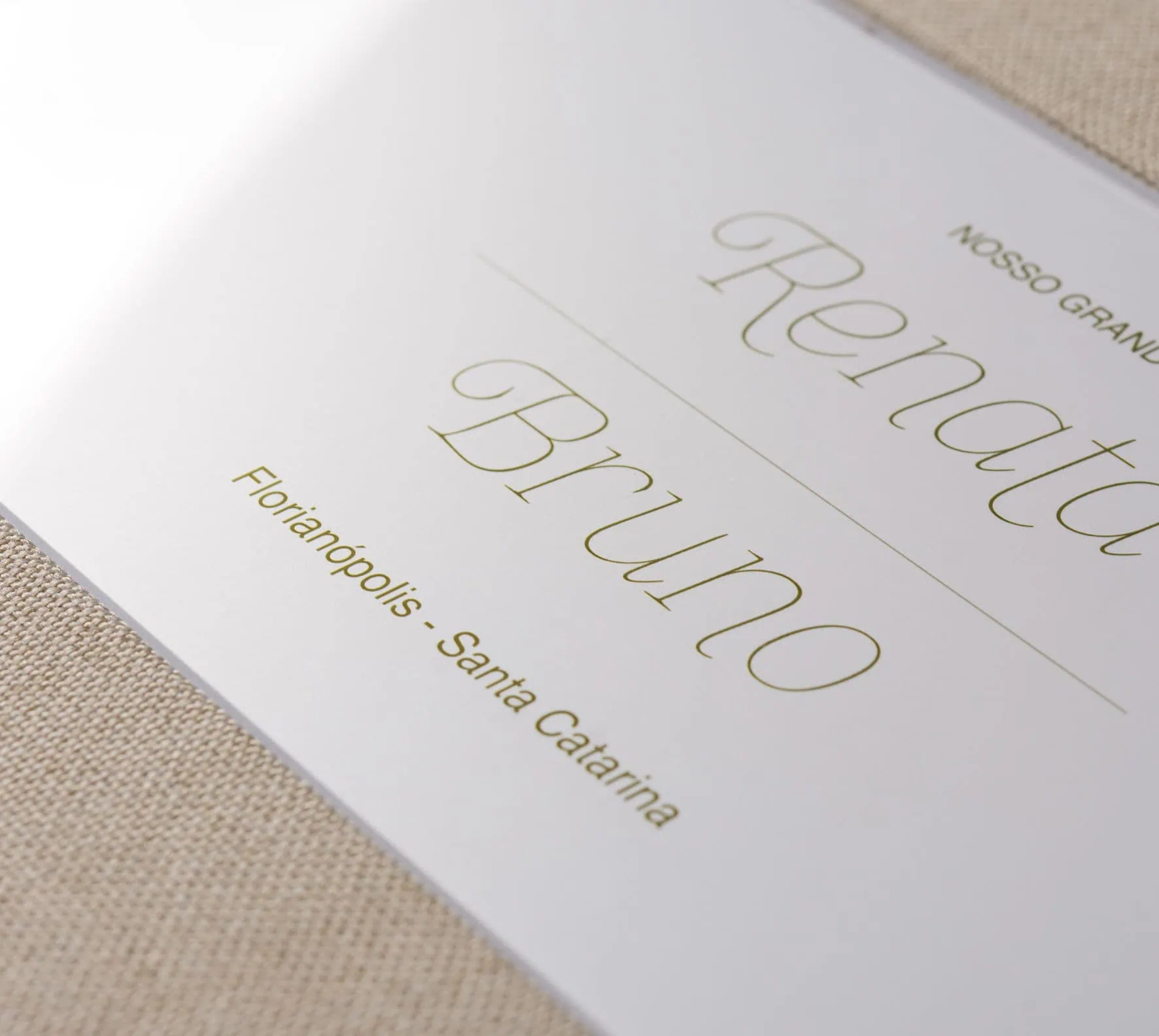 Casamento elegante com convite em estilo sofisticado, typografia delicada e detalhes dourados.