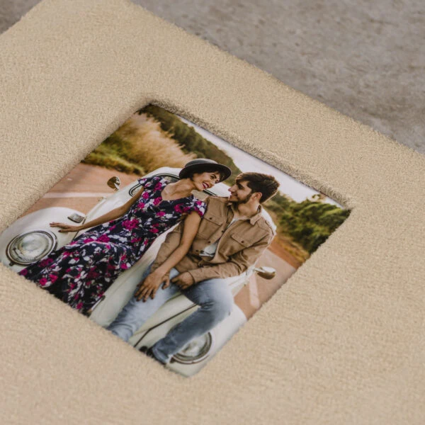 Apaixonados em fotografia de casais com fotos impressas.