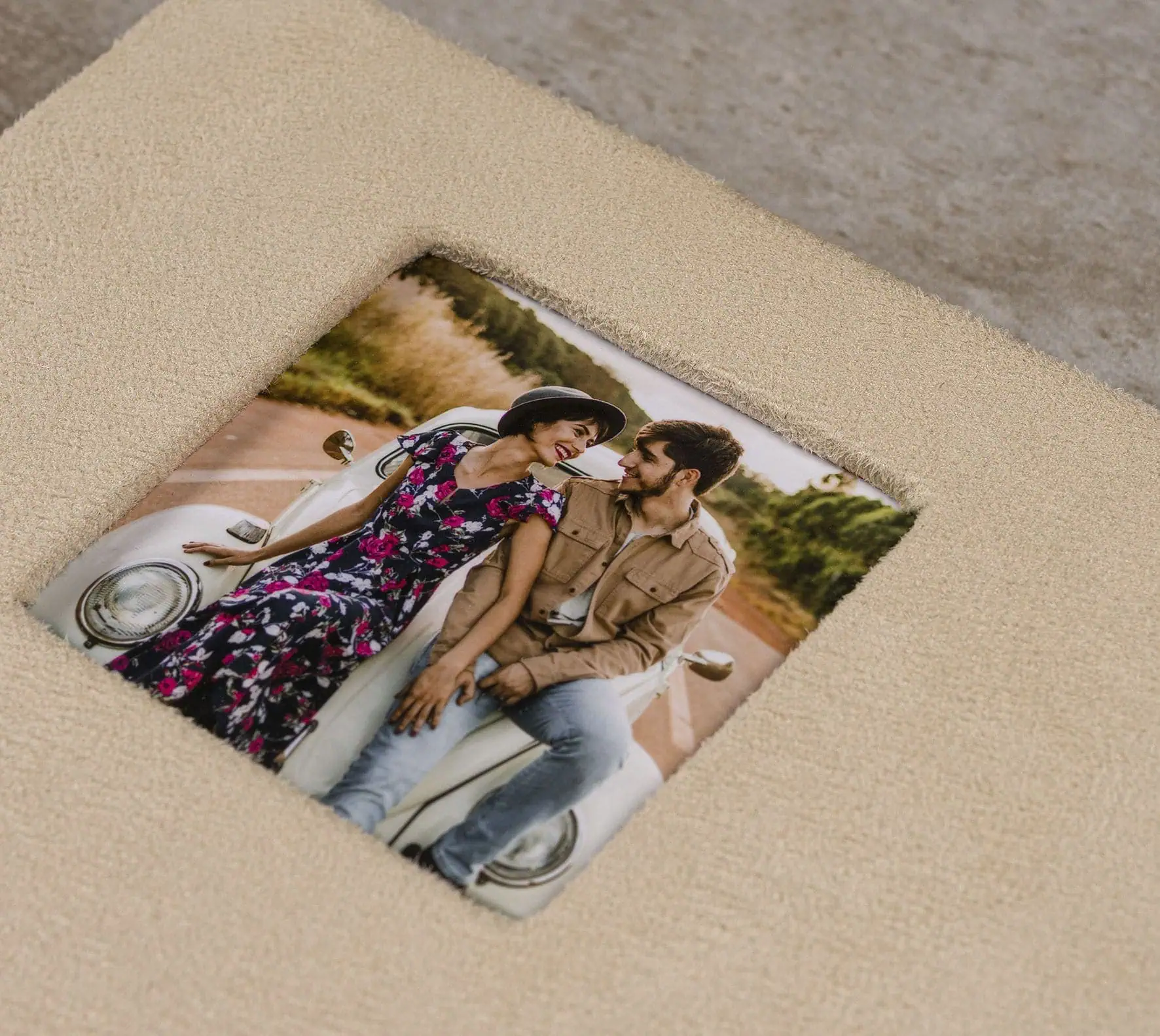 Apaixonados em fotografia de casais com fotos impressas.