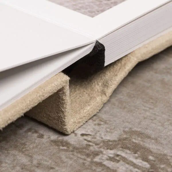 Capa de livro com acabamento em tecido atraente e detalhes em papel de alta qualidade.