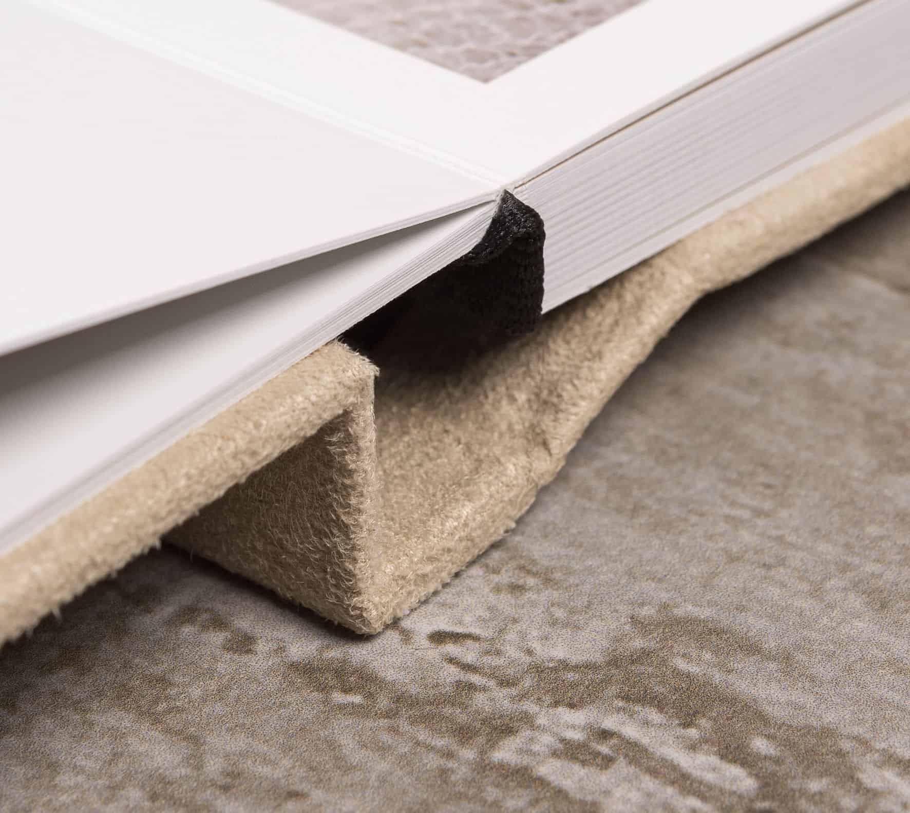 Capa de livro com acabamento em tecido atraente e detalhes em papel de alta qualidade.