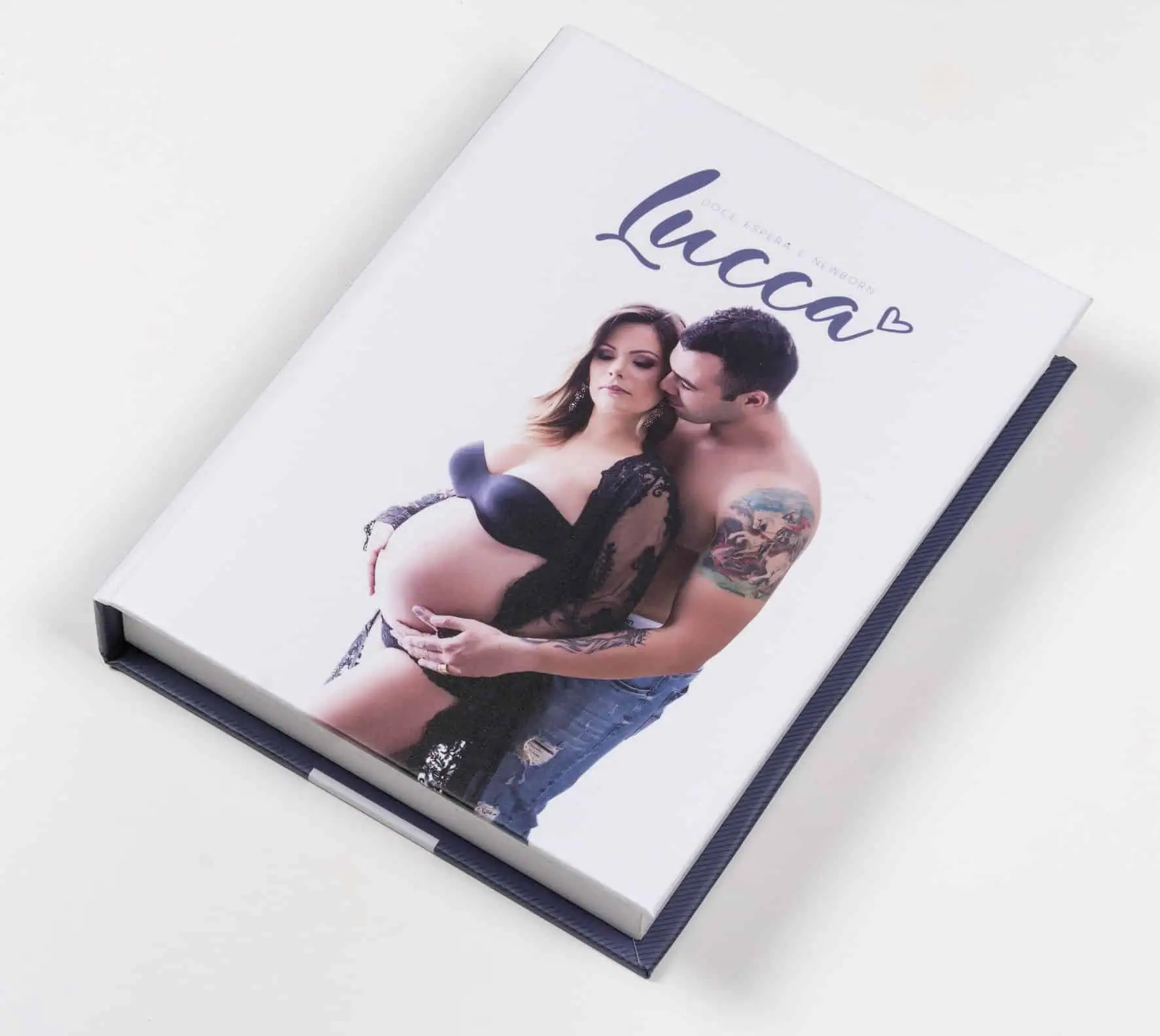 Foto de álbum de gestante personalizado com capa de casal, fotografia de maternidade e lembrança especial.
