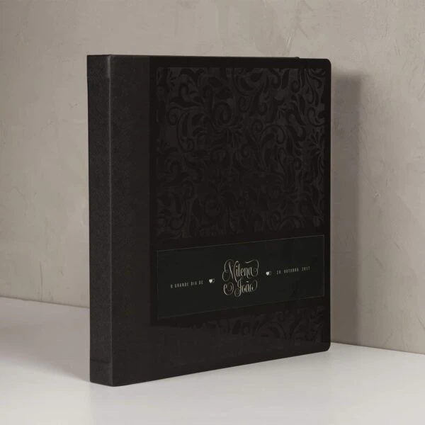 Linha Acrílica – Alméria Fotografia de uma caixa preta personalizada para casamento Milena e João, com detalhes elegantes e design sofisticado.