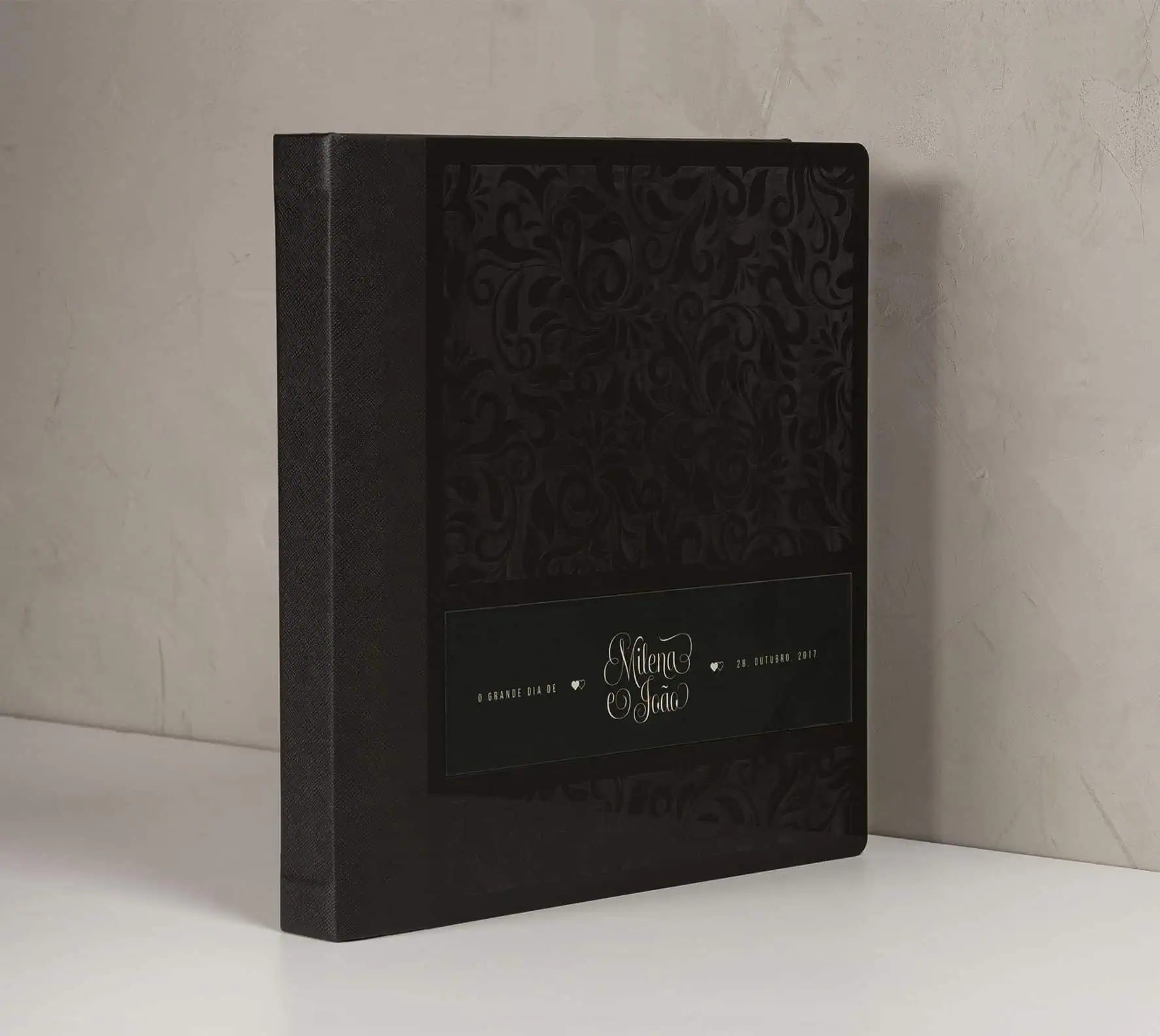 Fotografia de uma caixa preta personalizada para casamento Milena e João, com detalhes elegantes e design sofisticado.