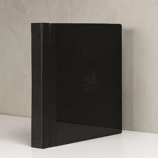 Linha Acrílica – Napoli Água de fundo preto com capa dura preta, notebook com acabamento elegante.