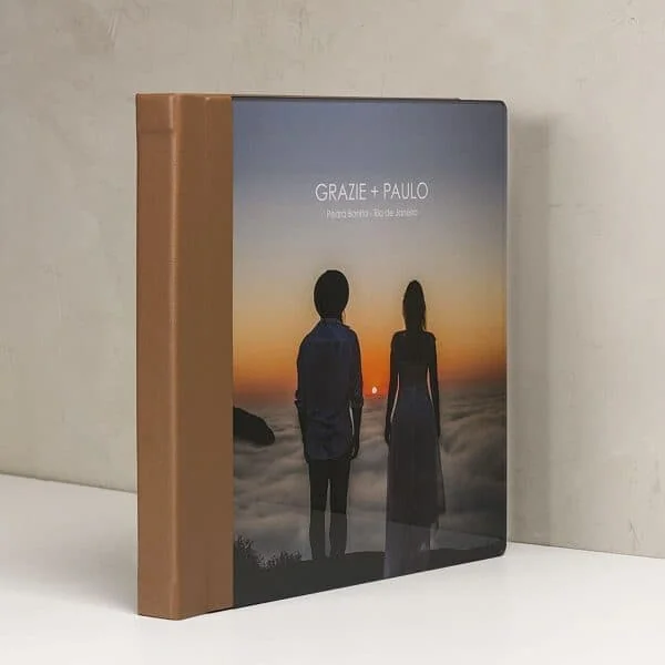Linha Acrílica – Roma Pôster de casal admirando pôr do sol sobre as nuvens, retrato de fotografia artística e natureza.
