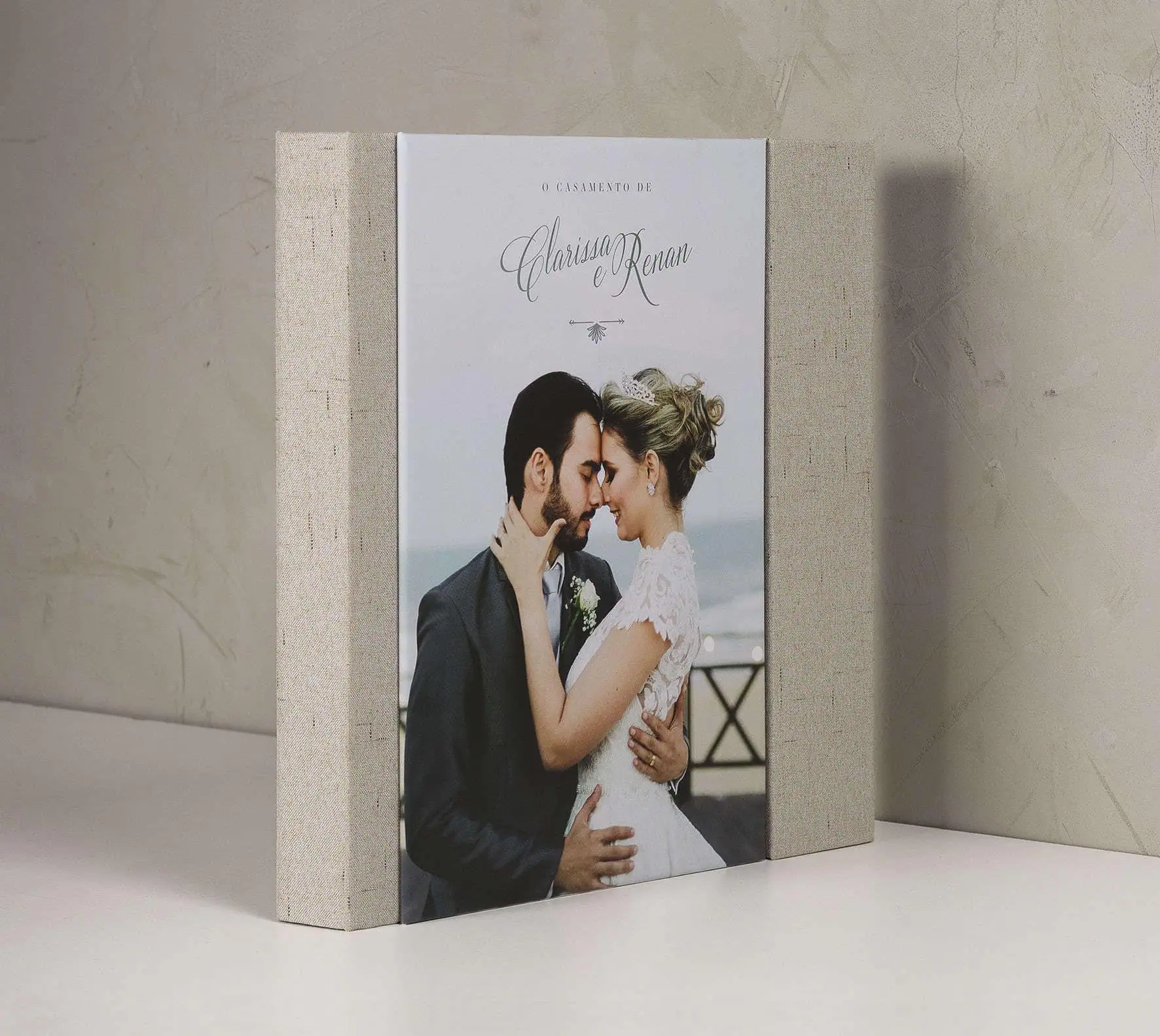 1. Impressão de quadro de casamento personalizado com foto de noivos na praia.