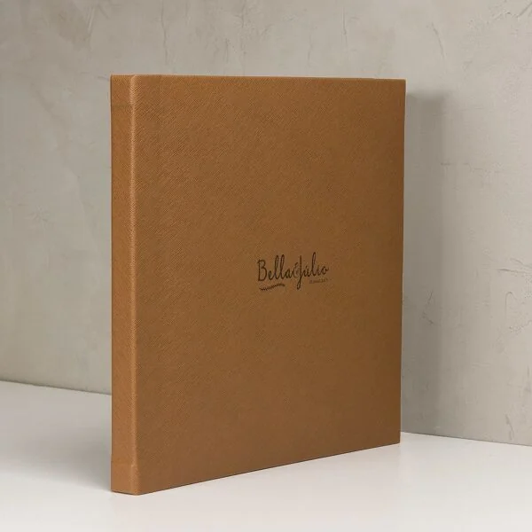 Álbum fotográfico personalizado com capa de tecido fino e elegante.