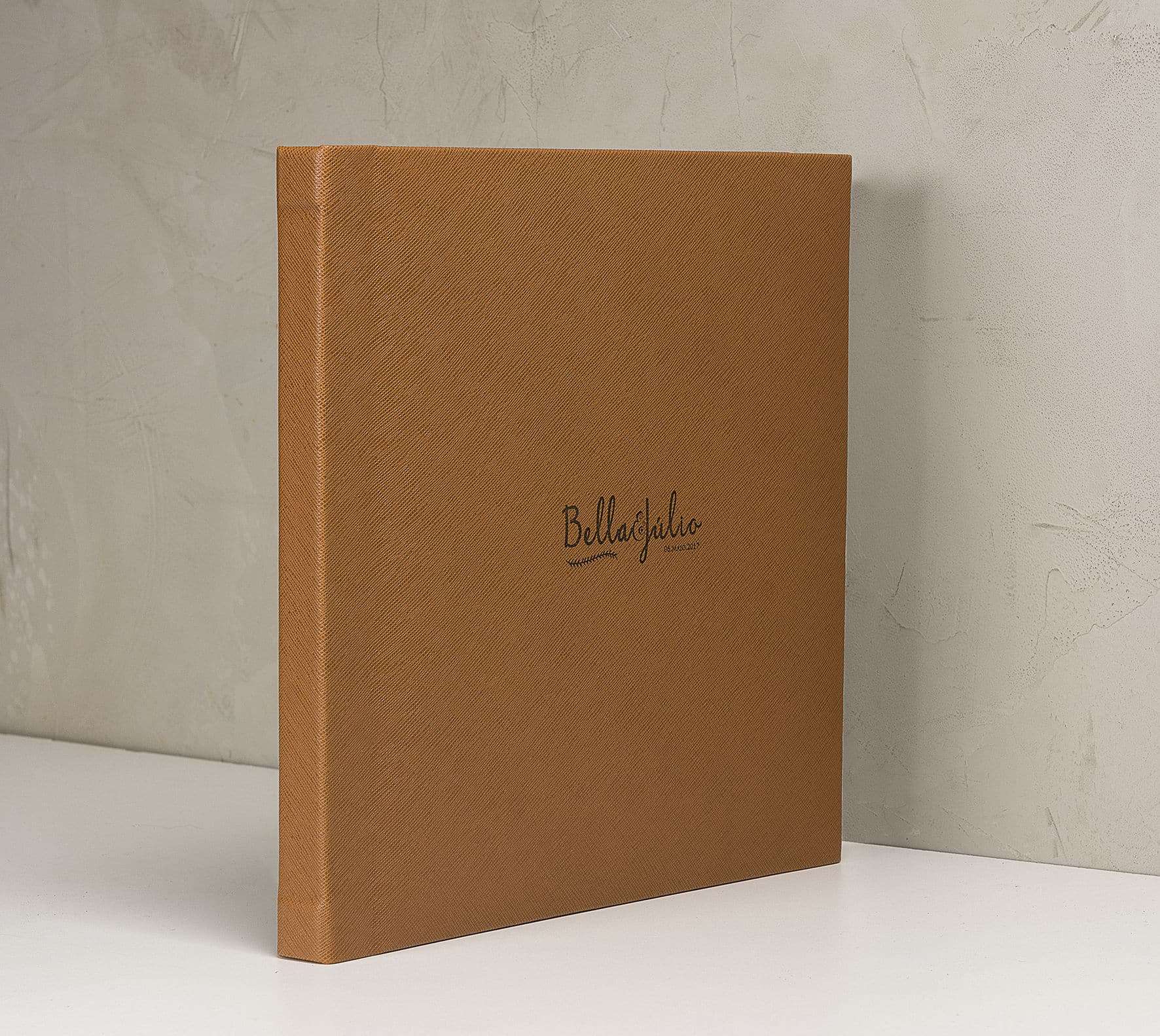 Álbum fotográfico personalizado com capa de tecido fino e elegante.