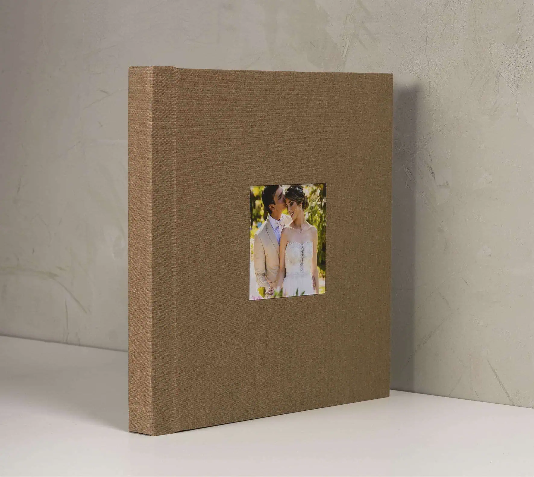 Álbum de fotos personalizado de casamento em couro marrom com foto do casal na capa.