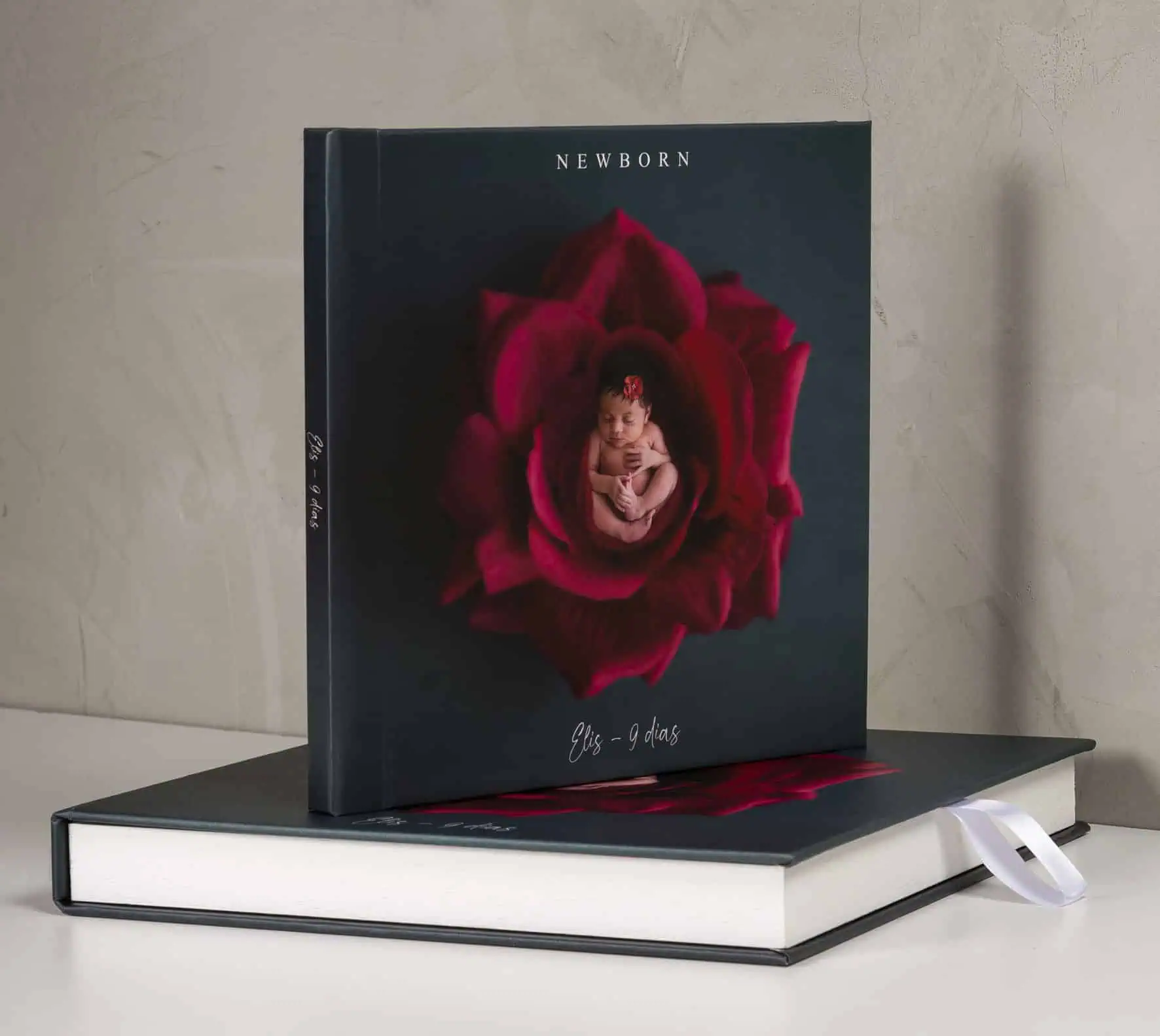 1. Álbum de fotos personalizado com foto de bebê dentro de uma rosa vermelha gigante.