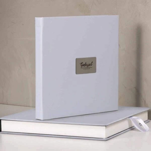 álbum de fotos personalizado de casamento com capa branca elegante.