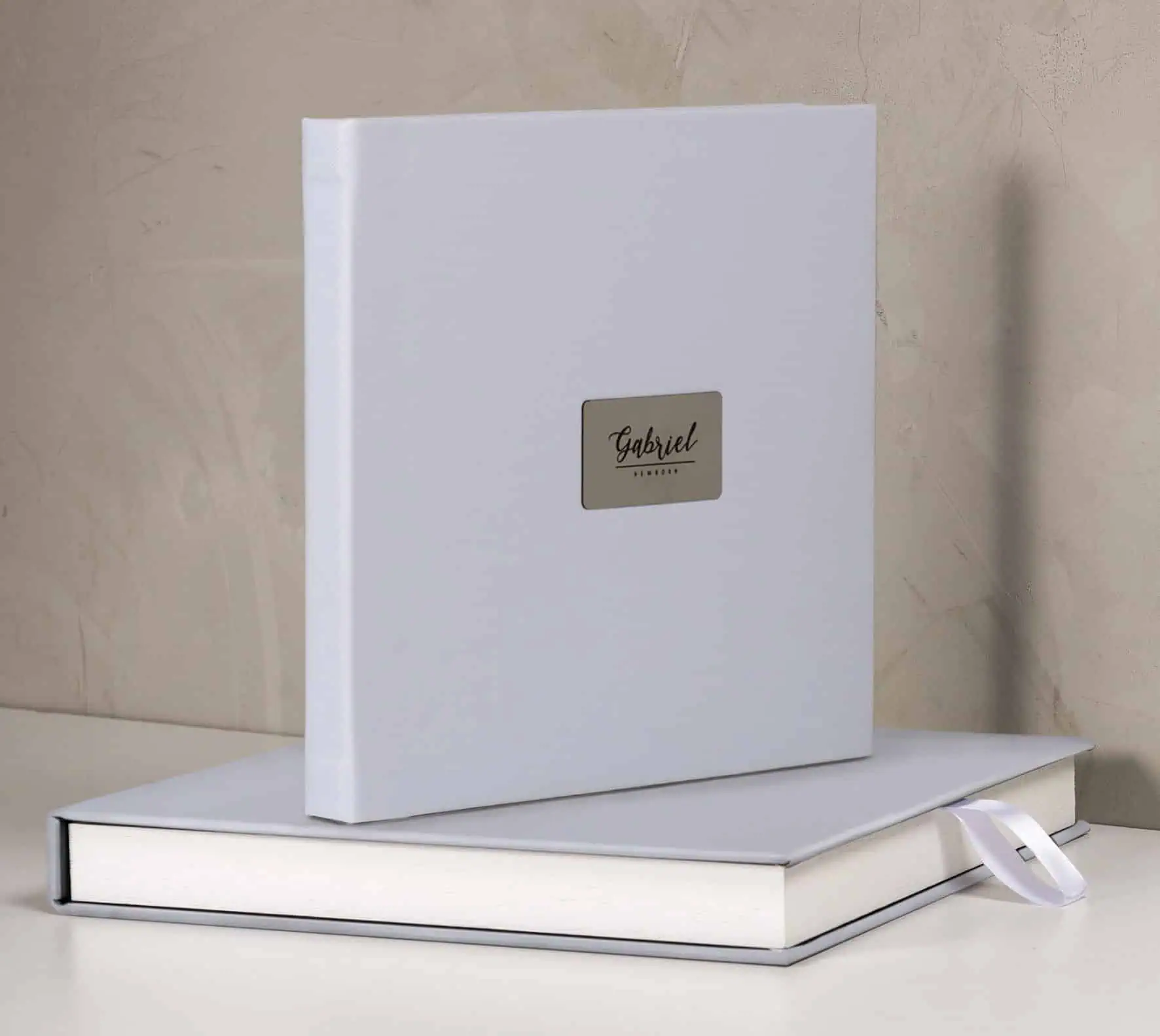 álbum de fotos personalizado de casamento com capa branca elegante.