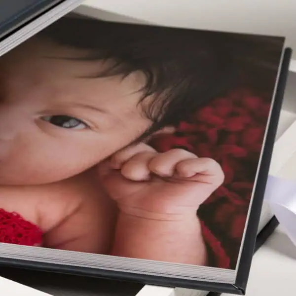 Recorte de foto de bebê com expressão doce, destaque na fotografia de Fotoclub.