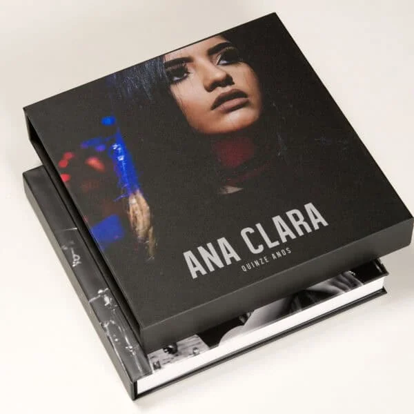 Luva Fotográfica Retrato de Ana Clara com edição de nome e idade na capa.