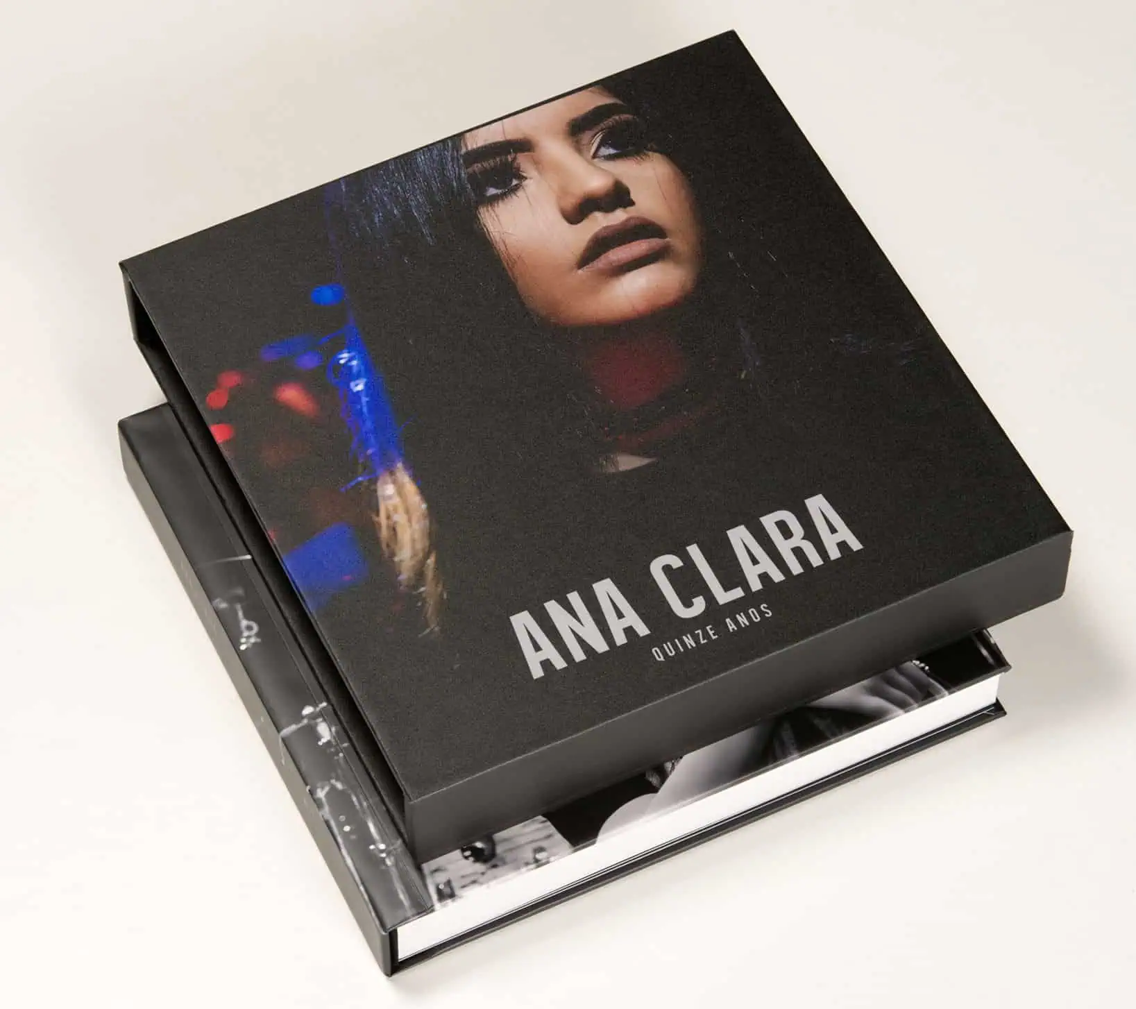 Retrato de Ana Clara com edição de nome e idade na capa.