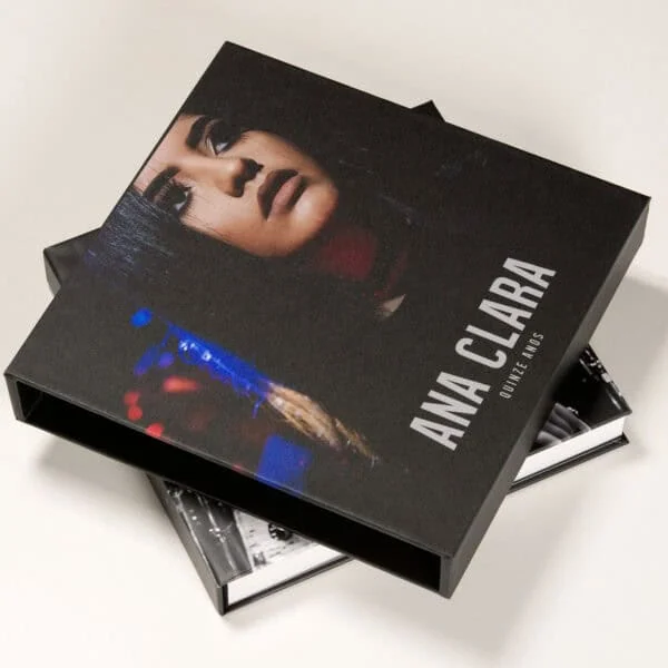 Luva Fotográfica Mulher em livro de fotografia Anna Clária, celebra 15 anos de carreira, destaque em exposição de arte e moda.