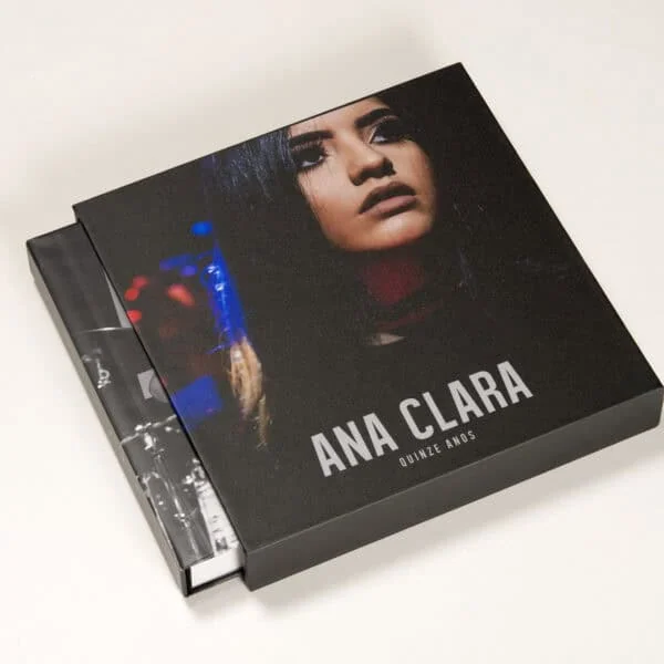 Luva Fotográfica Água negra, livro de fotografia de Ana Clara com capa de retrato de mulher com maquiagem marcante.