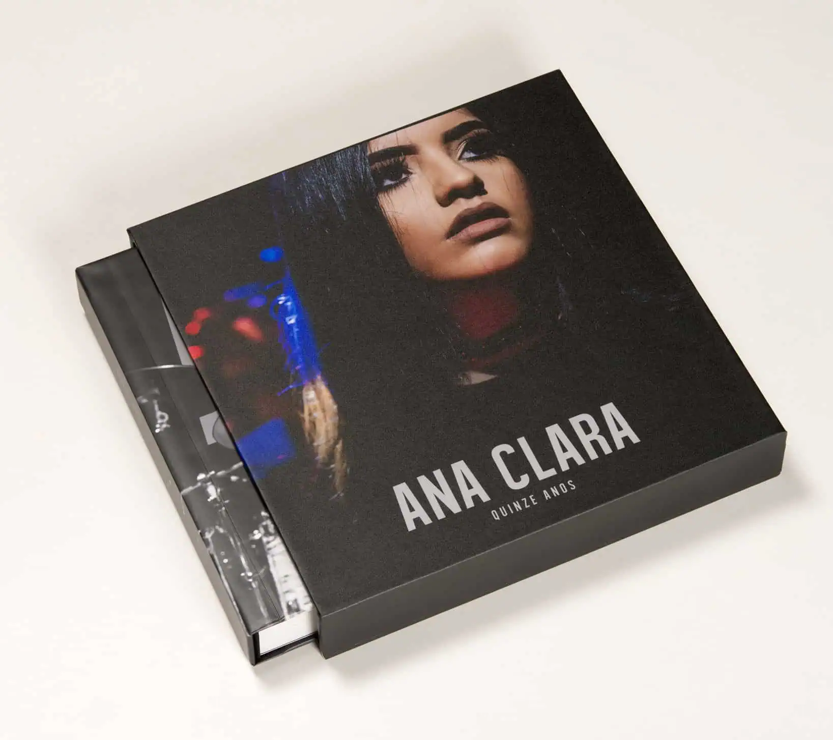 Água negra, livro de fotografia de Ana Clara com capa de retrato de mulher com maquiagem marcante.