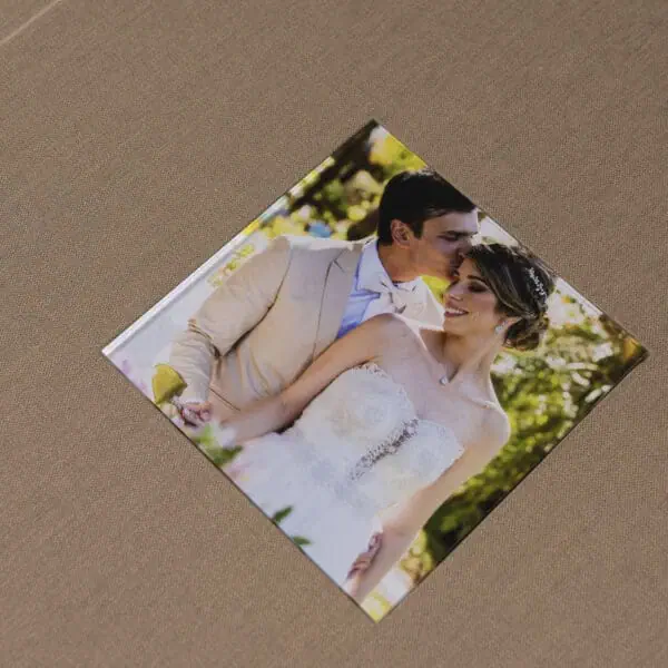 Casal de casamento sorridente ao posar para foto ao ar livre, celebrando amor e união.