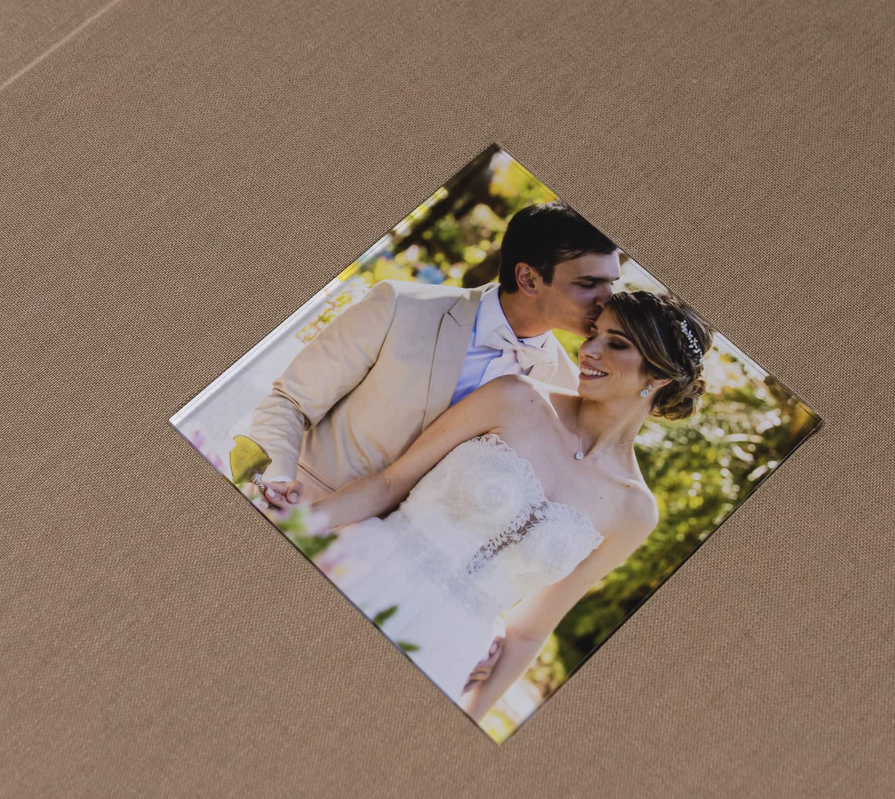 Casal de casamento sorridente ao posar para foto ao ar livre, celebrando amor e união.