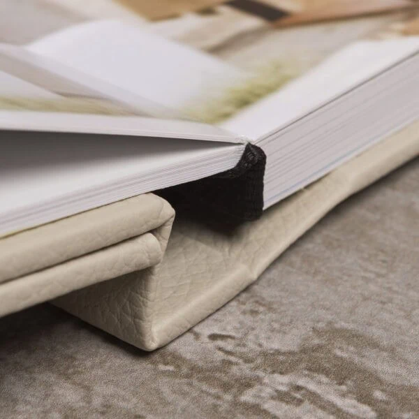 Memory Capa de livro de fotografia artística, foco em detalhes e texturas para ensaio fotográfico criativo.