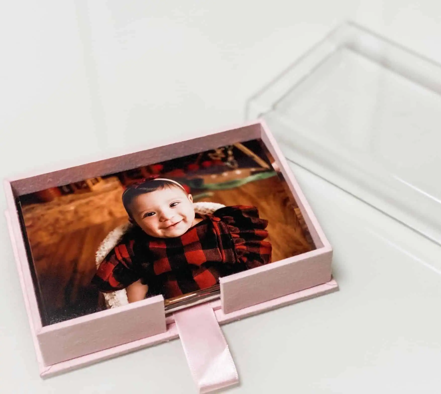 Sapo traz foto de bebê sorridente em caixa personalizada para lembranças de fotoclube.