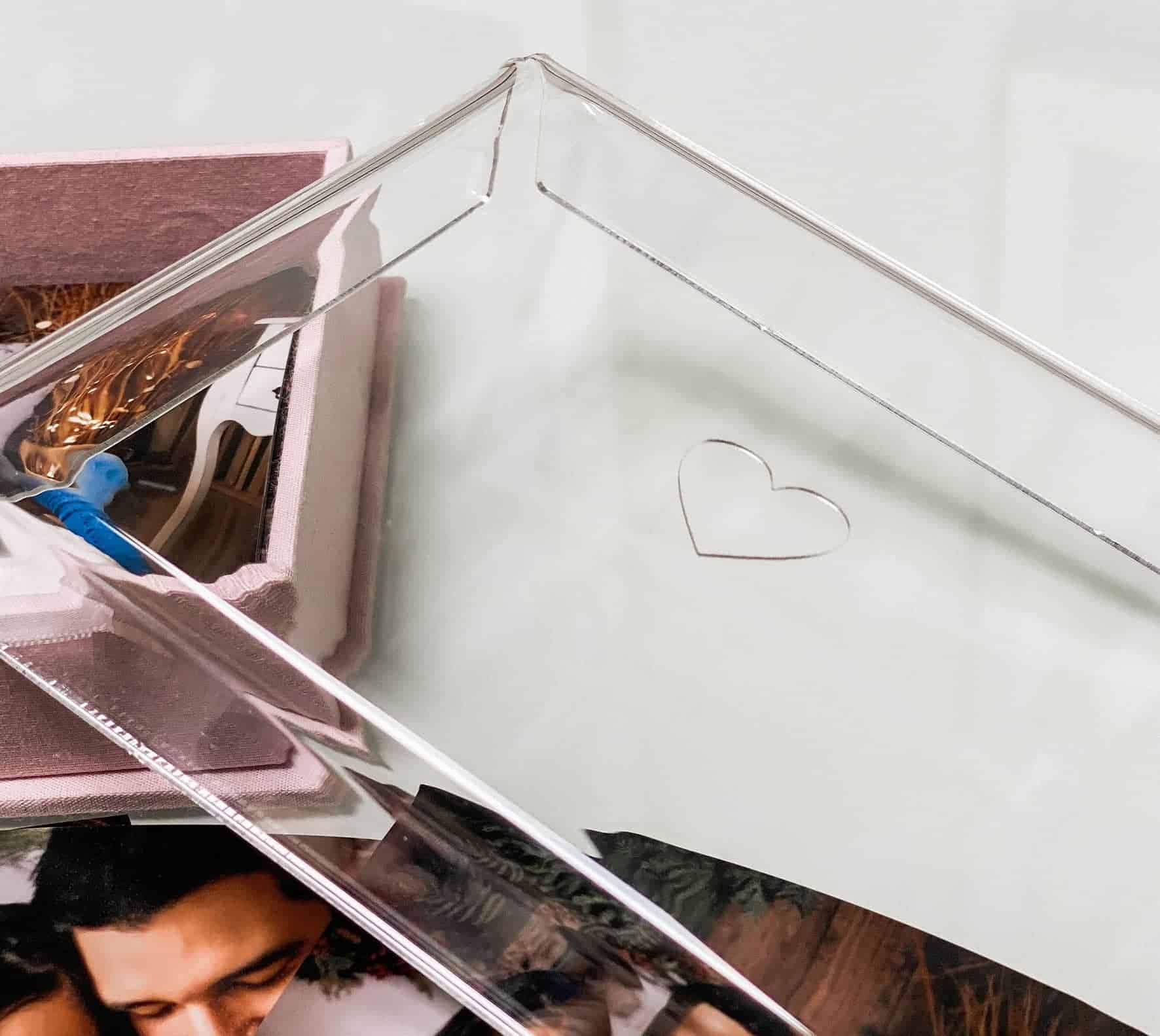 Foto de porta retrato de acrílico com coração recortado para decoração fotográfica.