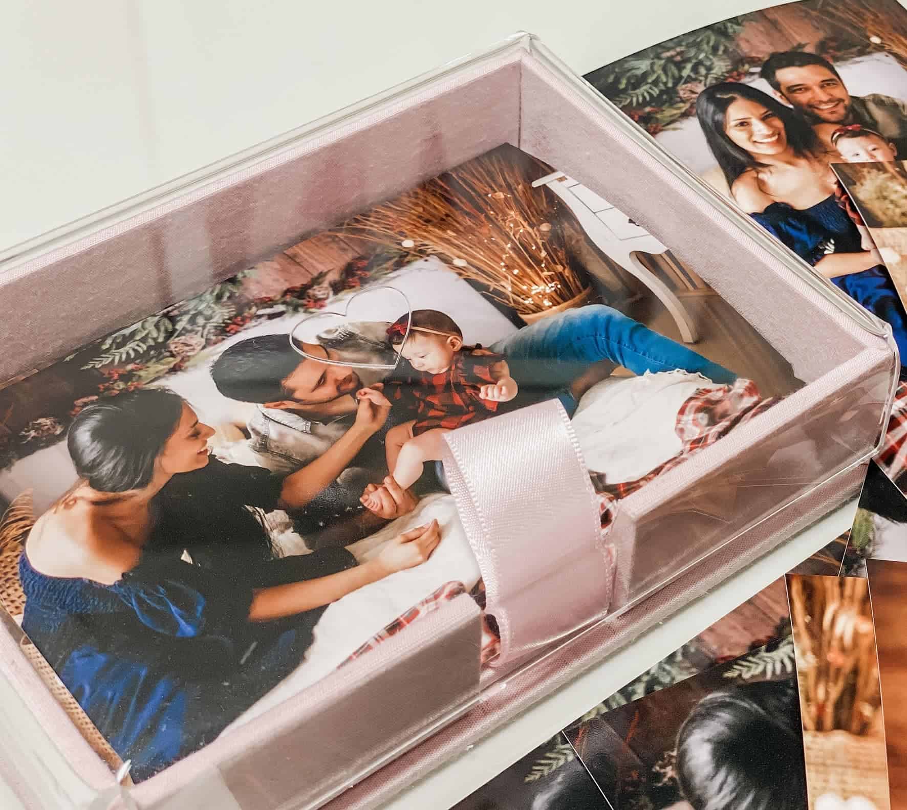 1. Álbum de fotos personalizado de família com fotos de momentos especiais.