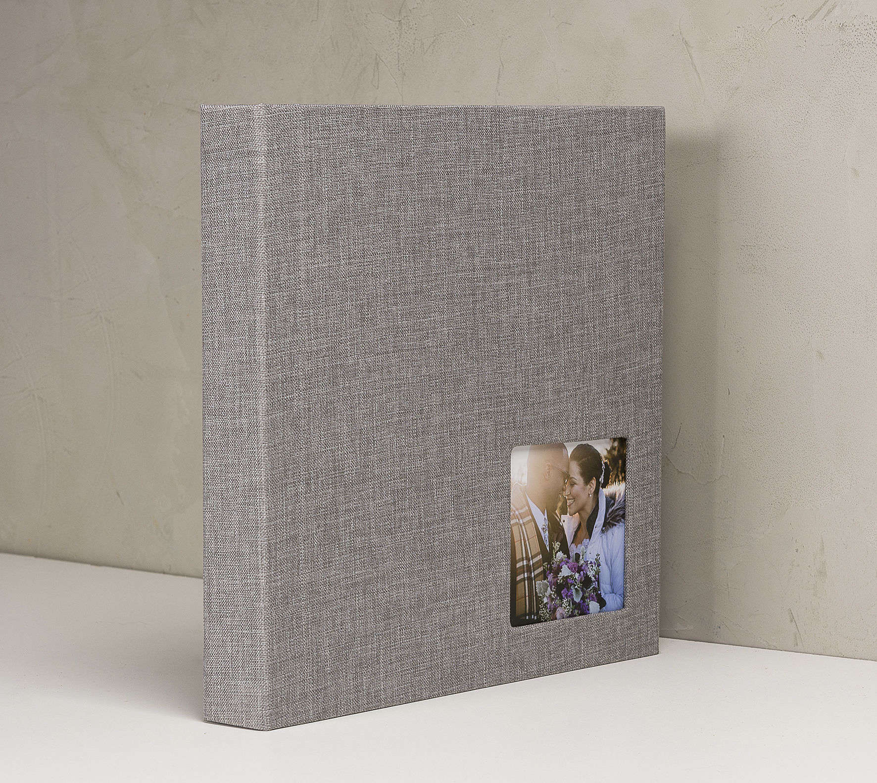 Álbum de fotos personalizado com capa de tecido, ideal para conservar memórias especiais.