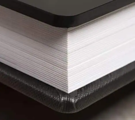 Caderno de capa preta e páginas brancas, foto de alta qualidade para produtos de papelaria.