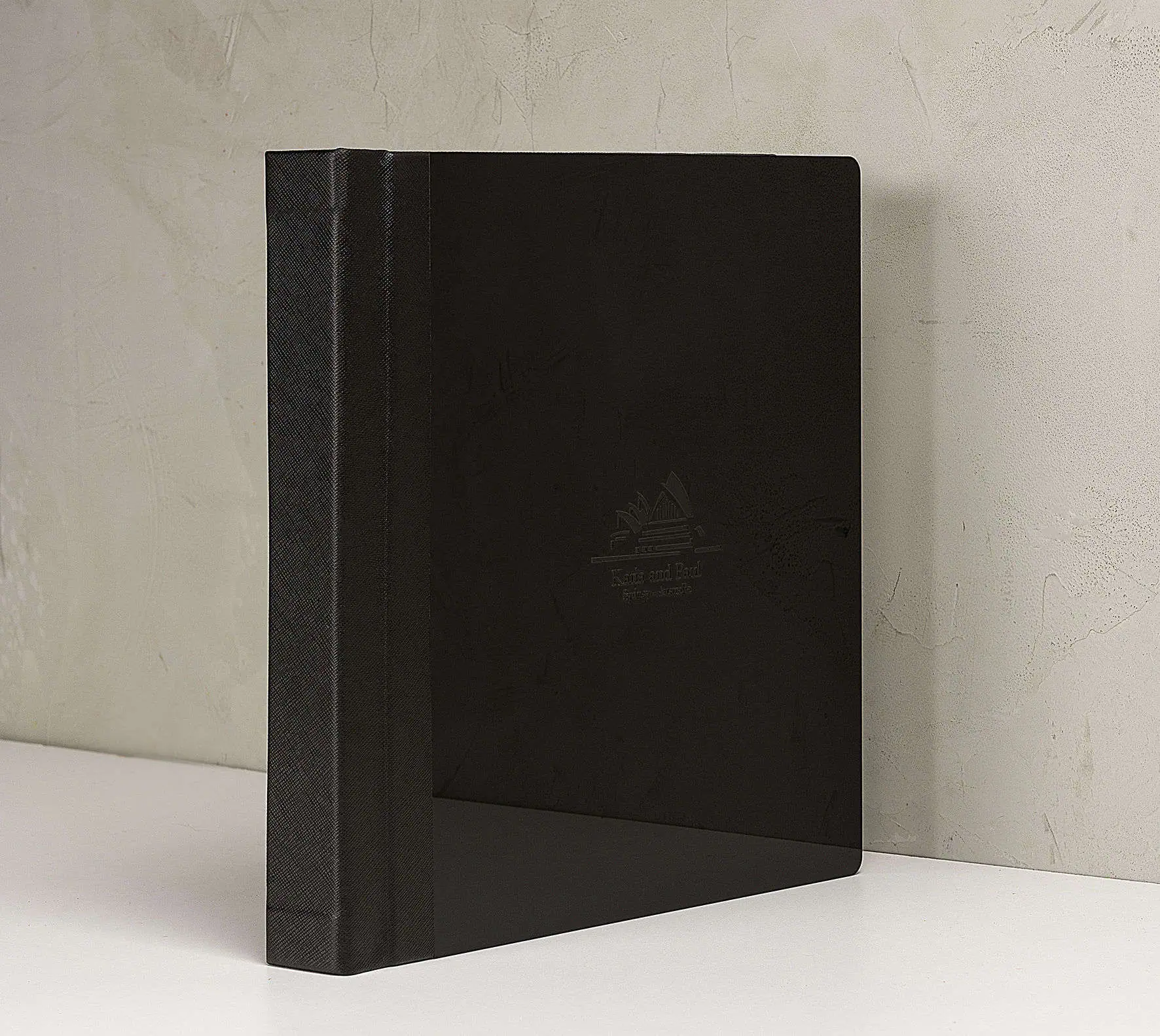 Álbum fotográfico preto em ambiente minimalista, ideal para coleções de fotos e lembranças.