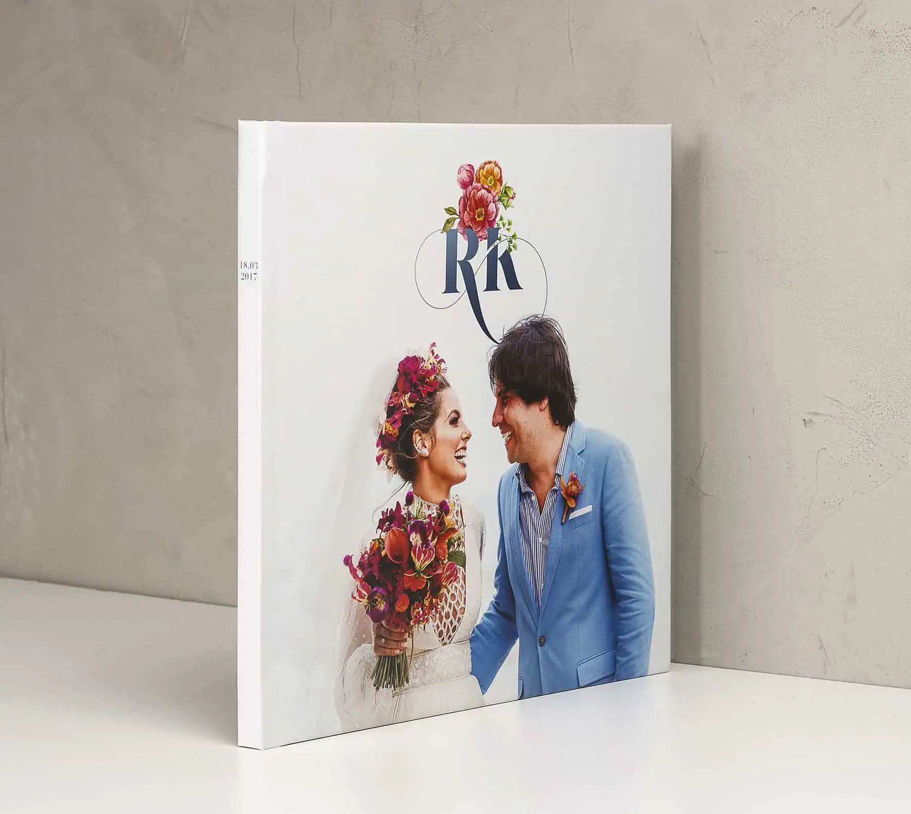 Fotolivro de casamento com foto de noivos sorrindo, decoração floral elegante, personalizado, lembrança especial.