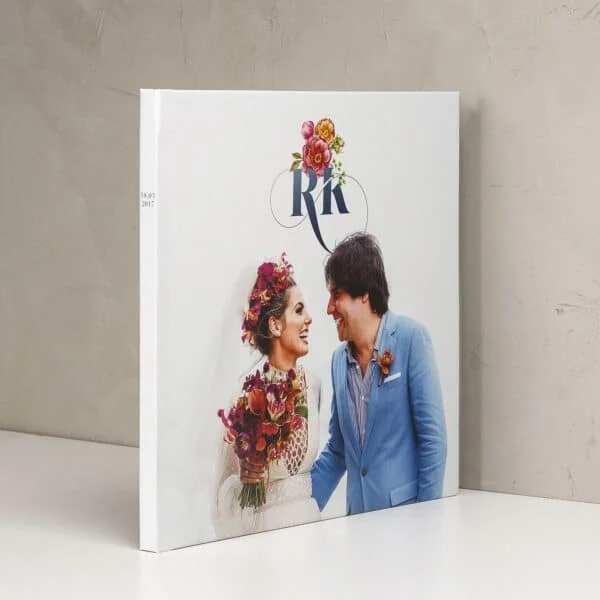 Photobook Couche – Capa Foto Casal apaixonado em ensaio de casamento com foto impressa em quadro personalizado.
