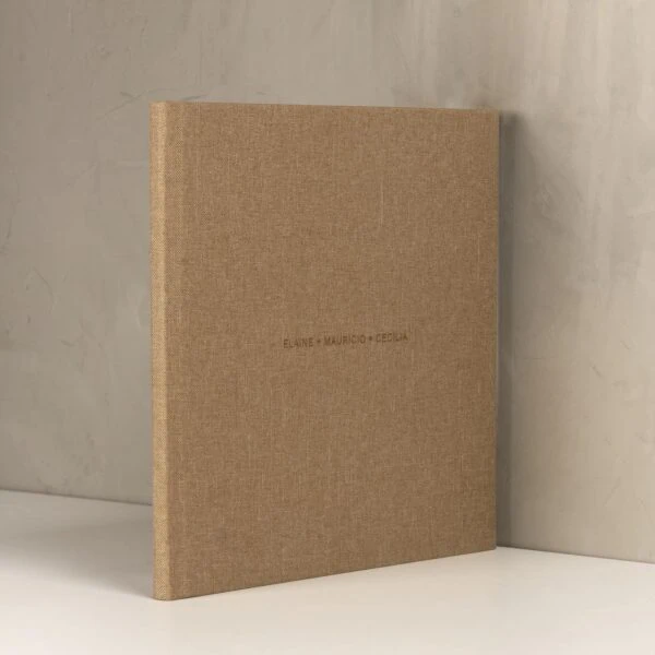 Photobook Couche – Clássico Lençol de capa bege com texto personalizado para álbum de fotos ou projetos criativos.