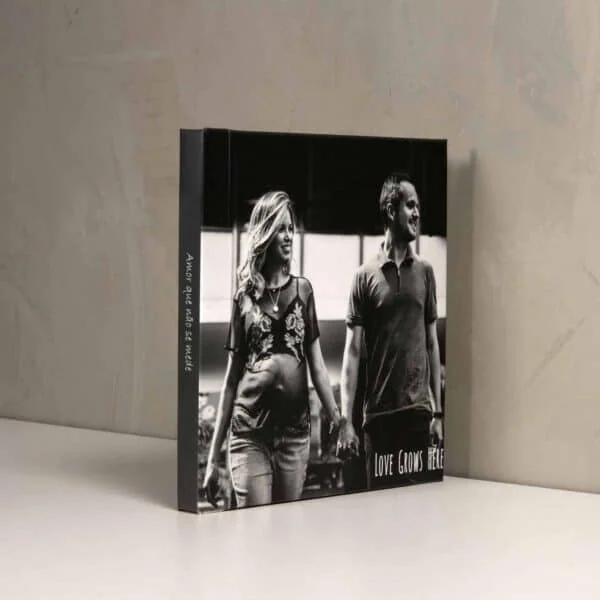 Photobook Couche – Vincado Capa de álbum de casal gestante com mensagem de amor em preto e branco.