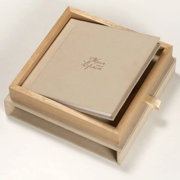 Print Collection Fotolivro luxuoso com capa de tecido e acabamento elegante para fotos especiais.