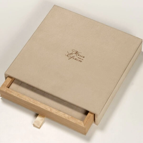 Print Collection Elegante embalagem de presente com design sofisticado e detalhes em madeira.