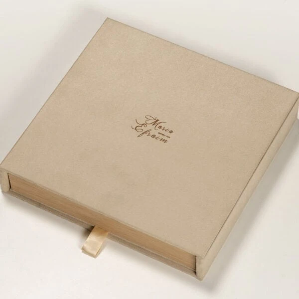 Print Collection – Àlbum 130 caracteres: caixa de presente personalizada com nome Maria, embalagem elegante para ocasiões especiais, símbolo de carinho e celebração.