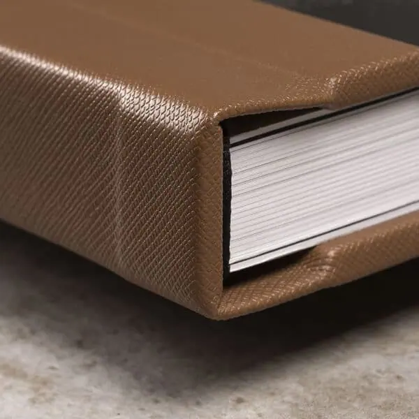Roma Capa de livro de couro sintético marrom com textura texturizada, acabamento elegante.